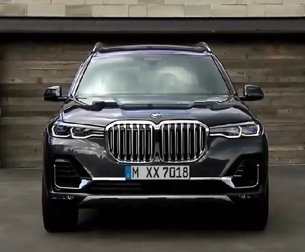 BMW X7 2021.