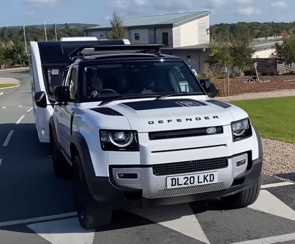 Land Rover Defender 2021.
