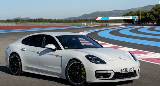 Porsche Panamera 2022.