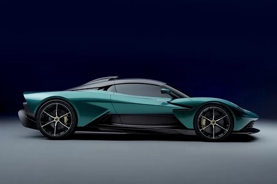 Aston Martin Valhalla 2025.